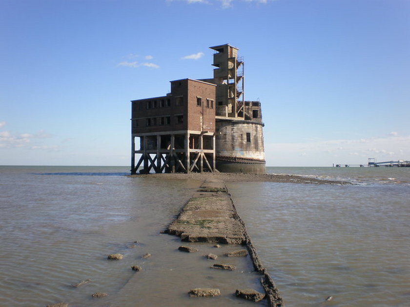 Fort po środku Tamizy na sprzedaż