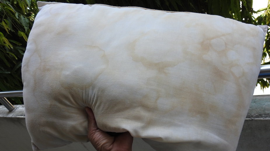 Jak usunąć plamy potu z poduszki?