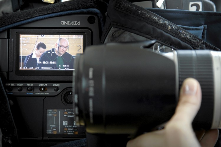 Proces cieszy się ogromnym zainteresowaniem dziennikarzy, zwłaszcza telewizyjnych