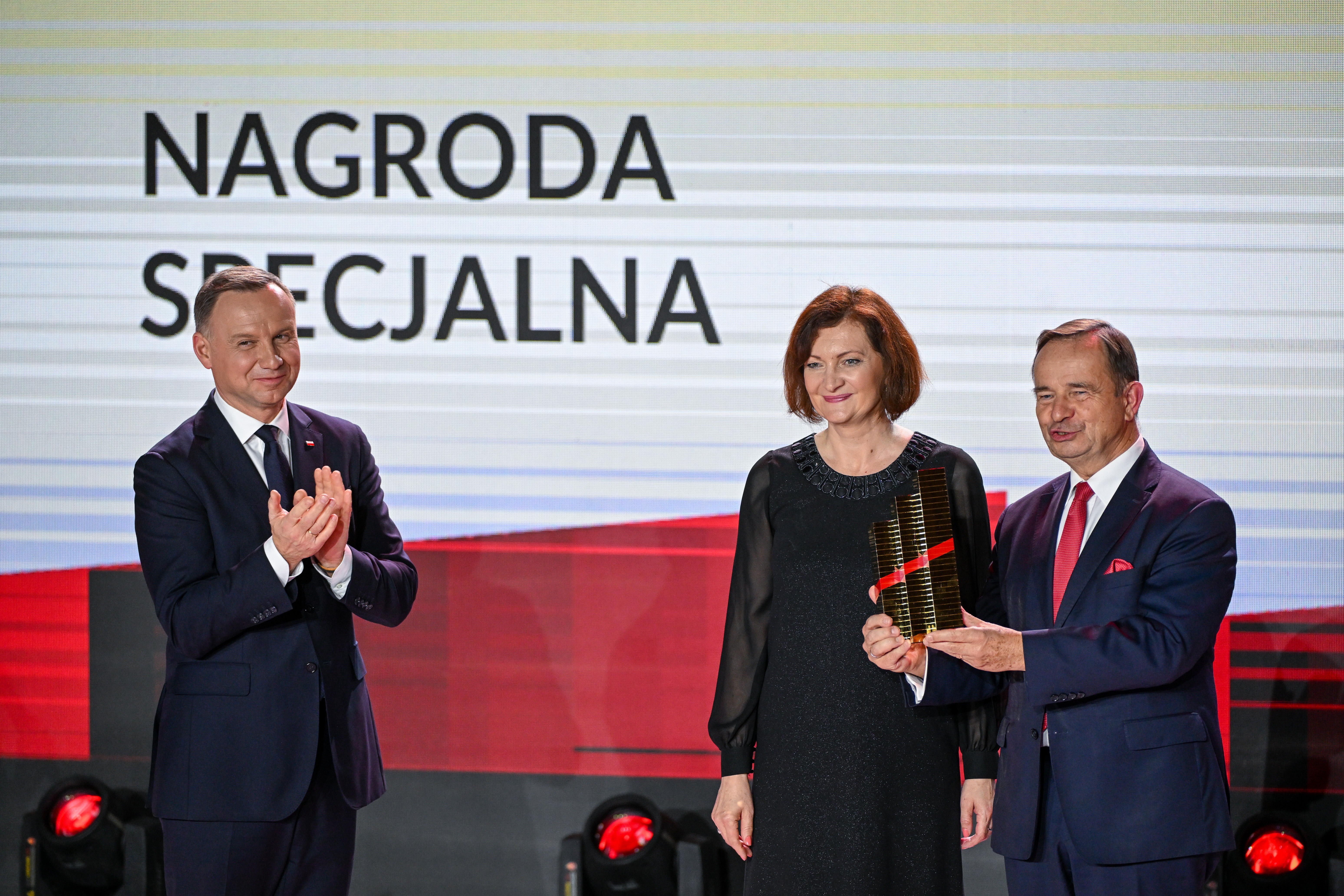 Rzeszów, 17 listopada 2022 r. Wojewoda podkarpacka Ewa Leniart i marsza³ek województwa podkarpackiego Władysław Ortyl odbierają nagrodę specjalną dla Podkarpacia podczas gali XX edycji Nagrody Gospodarczej Prezydenta RP z udziałem prezydenta Andrzeja Dudy