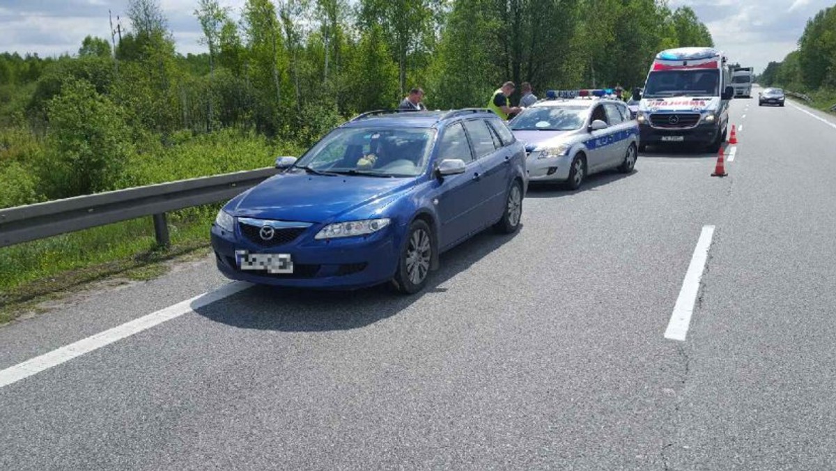 Sceny niczym z sensacyjnego filmu rozegrały się na drogach powiatu koneckiego. 24-letnia kobieta przez kilkanaście kilometrów uciekała samochodem funkcjonariuszom. Być może nie byłoby w tym nic nadzwyczajnego, gdyby nie fakt, że w tym czasie na masce jej auta znajdował się policjant. Kobiecie i jej pasażerowi grozi teraz nawet dziesięć lat więzienia.