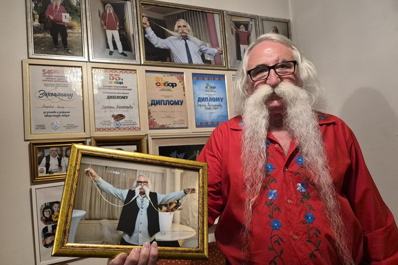 (VIDEO) Nišlija Zoran ima najduže brkove u Srbiji - duže od 2 METRA! Žene ga ljube na ulici, a supruga priznaje: "Dođe mi da crknem od muke!"