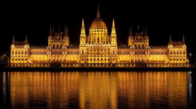 Egy óráig sötétbe borul ma Budapest /Kép: Pixabay