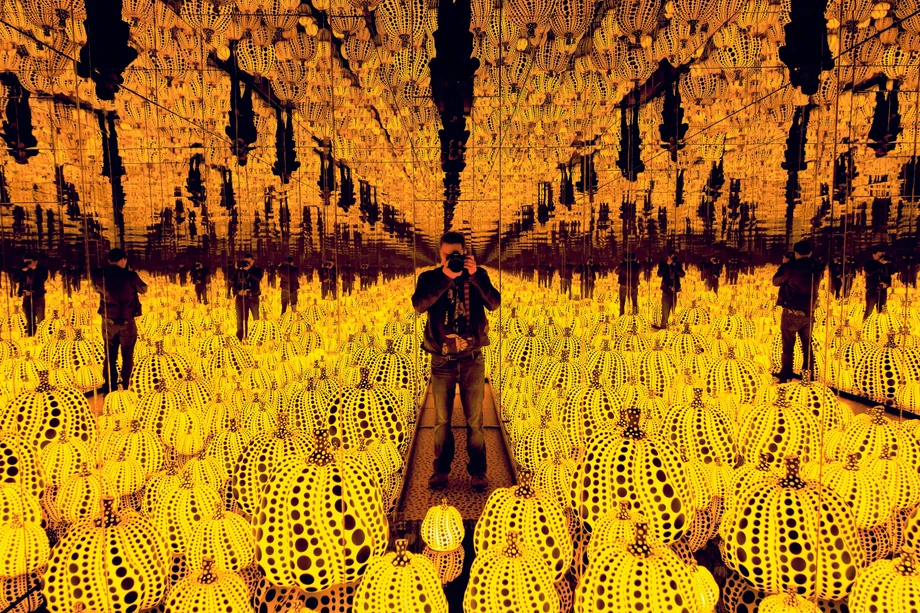 Pierwsze swoje Infinity Mirror Rooms japońska artystka Yayoi Kusama budowała już w latach 60. To także przykład sztuki immersyjnej, pokazywanej w najlepszych muzeach całego świata.