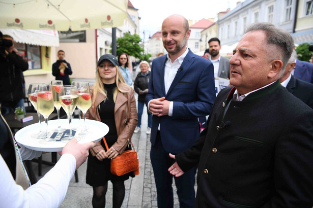 Kandydat na prezydenta Rzeszowa Konrad Fijołek i krytyk kulinarny Robert Makłowicz