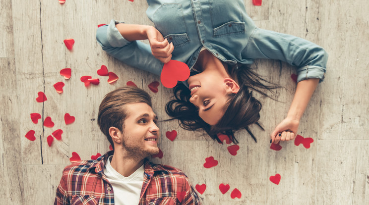 A szerelmesek Valentin-napon megajándékozzák egymást és szerelmes üzeneteket küldenek egymásnak / Fotó: Shutterstock 