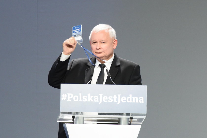 Kaczyński na kongresie gani i chwali ministrów! 