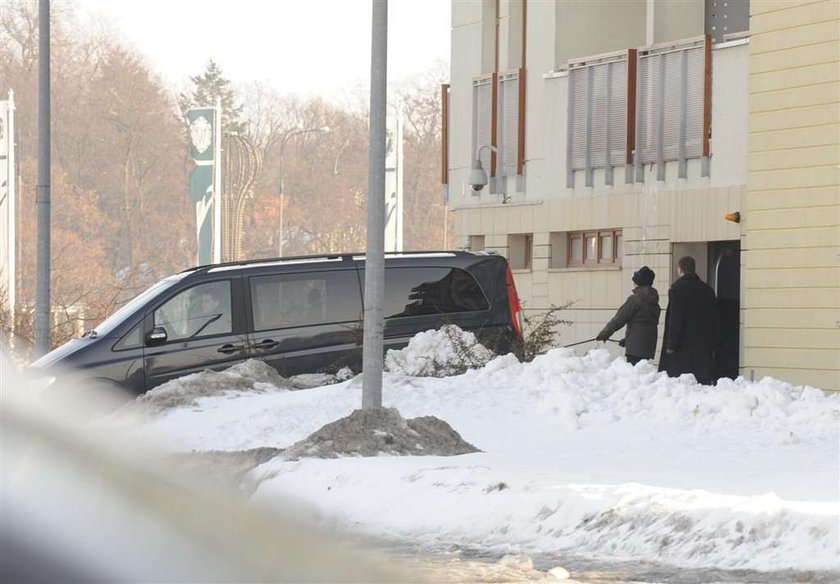 Kwaśniewscy. Cztery osoby wyprowadzają ich psy