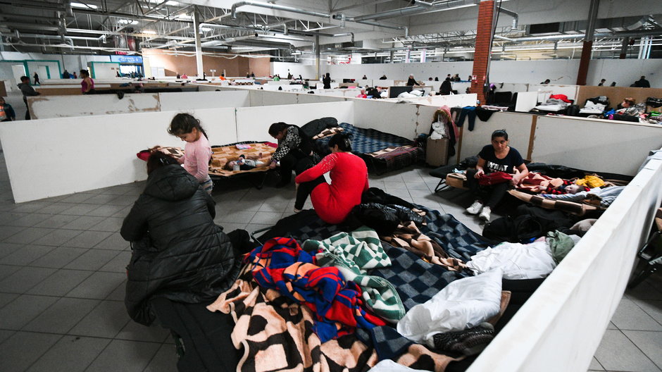 Uchodźcy z Ukrainy w Centrum Pomocy Humanitarnej PTAK w podwarszawskim Nadarzynie