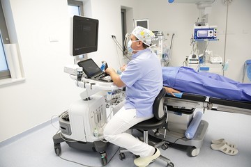 Előrelépés a mellrák és pajzsmirigy műtétekben: elsőként hazánkban oktatnak és alkalmaznak vágás nélküli technikákat