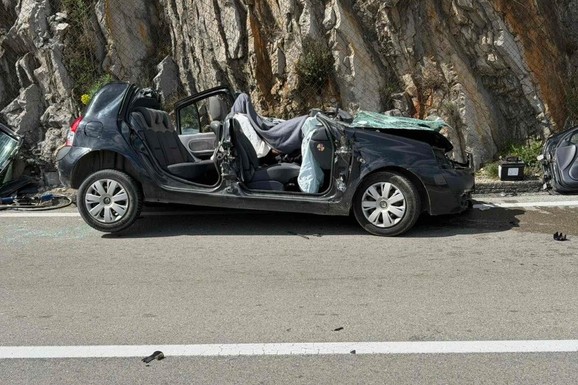 (FOTO) STRAVIČNA NESREĆA KOD KOTORA Sudarili se kamion i auto, jedna osoba poginula! Na licu mesta JEZIV prizor
