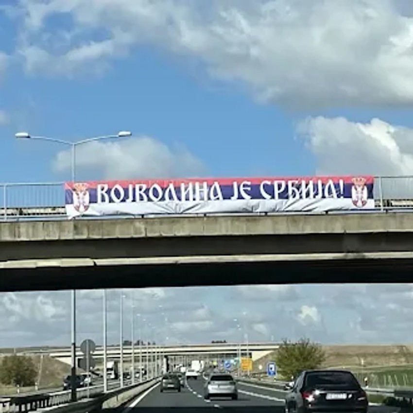 Transaprenti podrške SNS pred miting u Novom Sadu