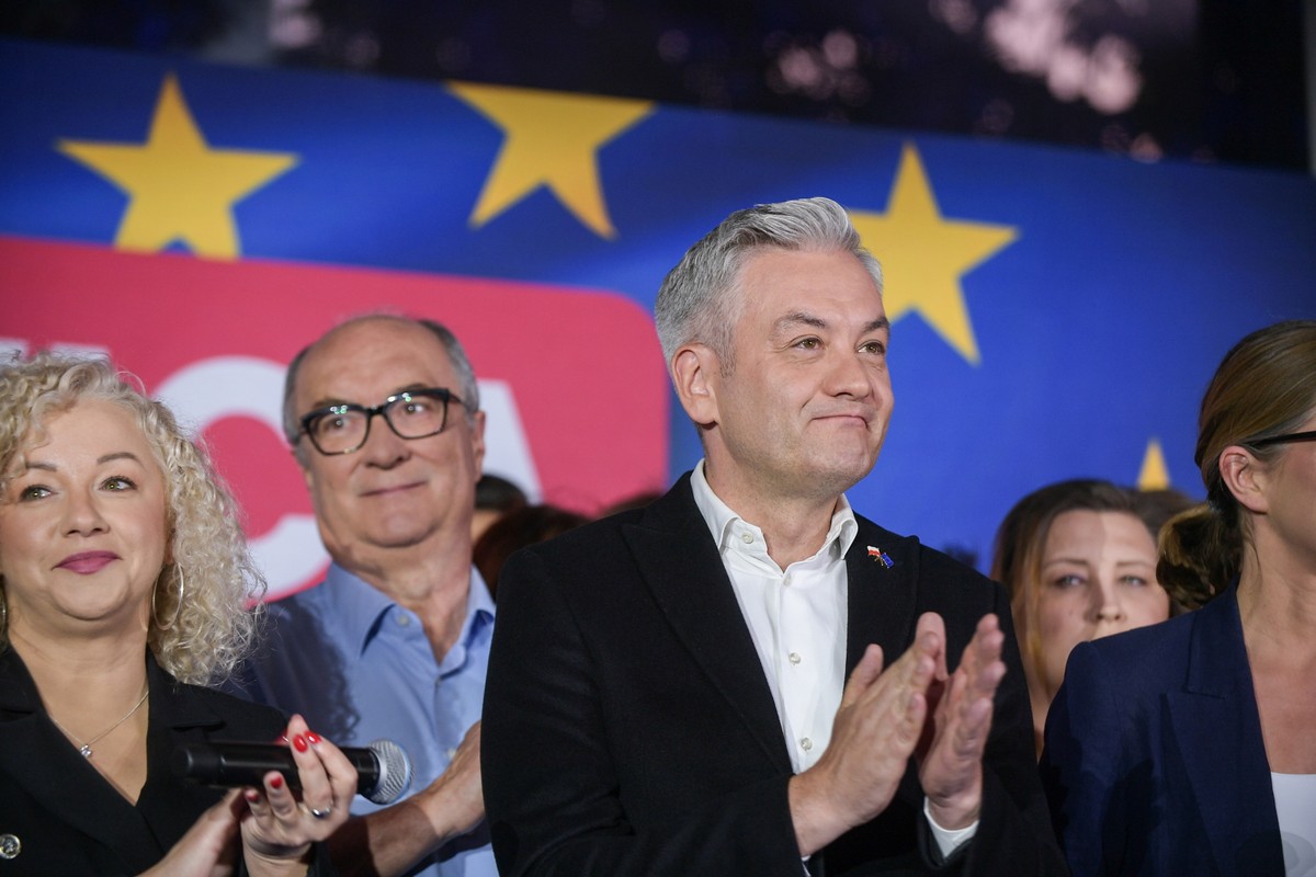 Warszawa, 09.06.2024. Wybory do Parlamentu Europejskiego 2024. Współprzewodniczący Nowej Lewicy Robert Biedroń (P), ministra ds. równości Katarzyna Kotula (L) i wicemarszałek Sejmu Włodzimierz Czarzasty (2L) w sztabie wyborczym Lewicy w Warszawie, 9 bm. Zakończyły się wybory do Parlamentu Europejskiego. (sko) PAP/Marcin Obara