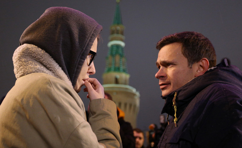 Ksenia Sobczak i Ilja Jaszyn w miejscu morderstwa Borysa Niemcowa w Moskwie, 28 luty 2015 r.