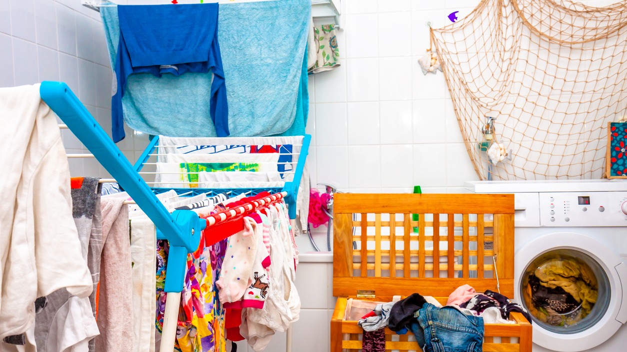 Aj v malom byte sa dá bielizeň vysušiť rýchlo – stačí poznať správne triky.