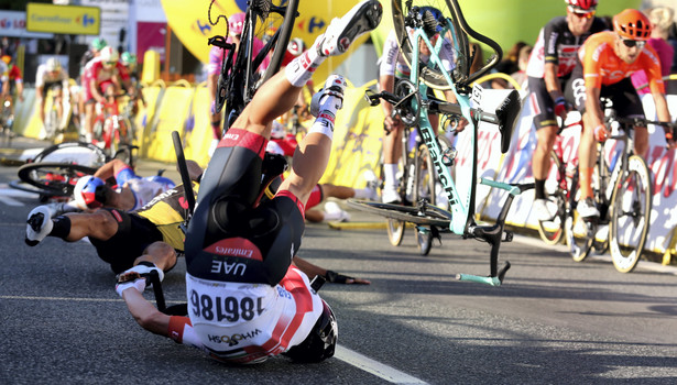 Kraksa na mecie 1. etapu wyścigu kolarskiego 77. Tour de Pologne z Chorzowa do Katowic