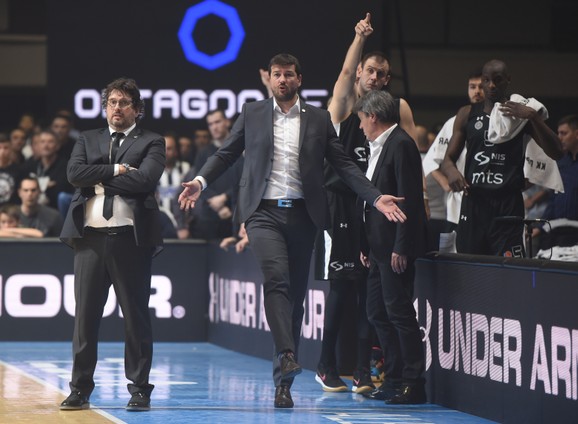 Andrea Trinkijeri sa košarkašima Partizana 