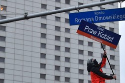 Warszawa, 28.11.2020. Zmiana nazwy ronda Romana Dmowskiego na Rondo Praw Kobiet w ramach demonstracji pod hasłem W imię matki, córki, siostry. Demonstrację, w 102. rocznicę praw wyborczych kobiet, zorganizował Ogólnopolski Strajk Kobiet.