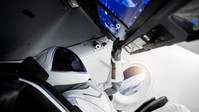 Ezért lépett be elsőként a kabinba egy orvos, miután Földet ért Kapu Tiborral a Dragon Crew című cikk nyitóképe