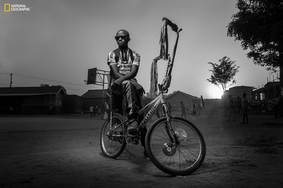 I miejsce w kategorii Ludzie - Joel Nsadha - At The Playground (pol. Na placu zabaw) / National Geographic Photography Contest 2015