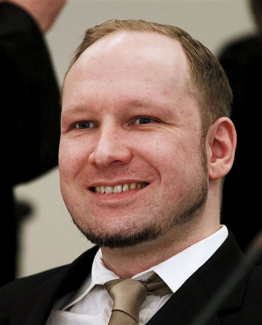 Breivik w sądzie. Delikatny uśmiech, zaciśnięta pięść