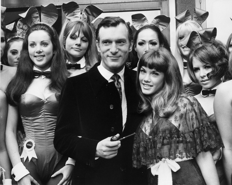 Hugh Hefner w otoczeniu swoich "króliczków" w 1969 r.