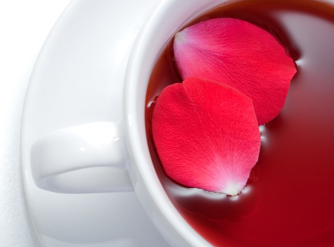 Wypij filiżankę herbaty z dzikiej róży lub rumiankowej. Ciepły aromatyczny napój podziała rozkurczowo na żołądek. Na przejedzenie dobrze zadziała także czerwona herbata, która przyspiesza przemianę materii. Albo mocna czarna herbata z łyżeczką świeżo startego imbiru.