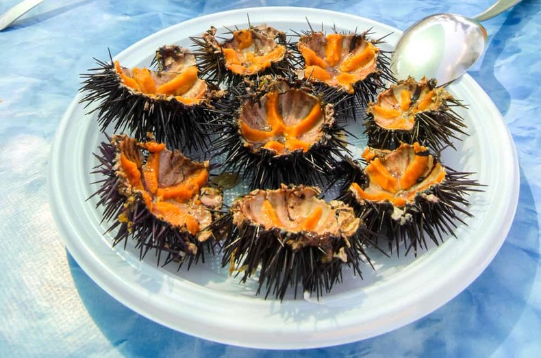 People eat sea urchins alive [Savoteur]