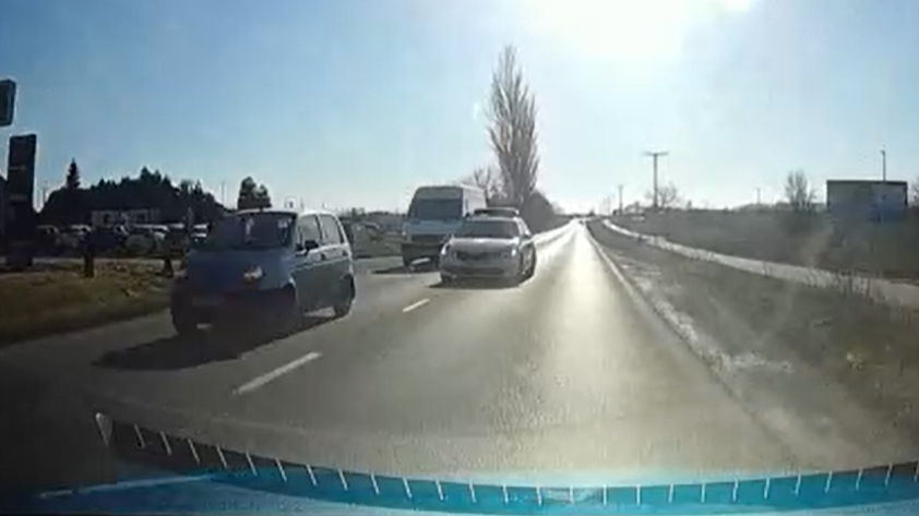 Sziréna és villogó nélkül előzött balesetveszélyesen egy rendőrautó Székesfehérváron: itt a hivatalos magyarázat – videó