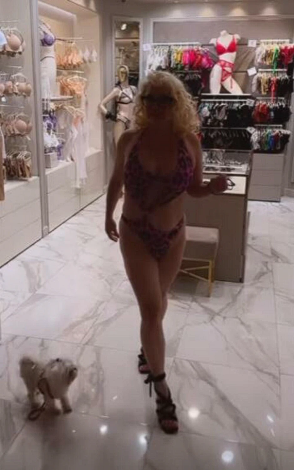 Maja Nikolić u kupaćem