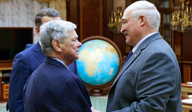 Džon Kol i Aleksandar Lukašenko