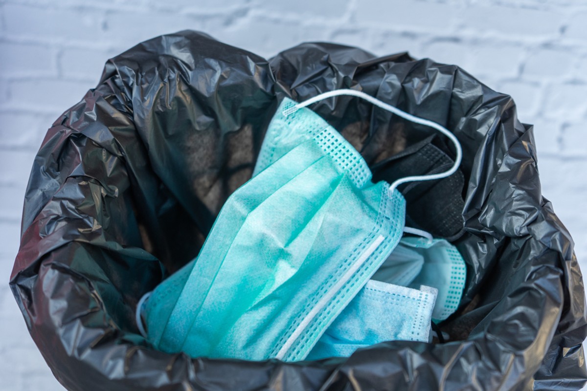 Zużyta maseczka w śmietniku