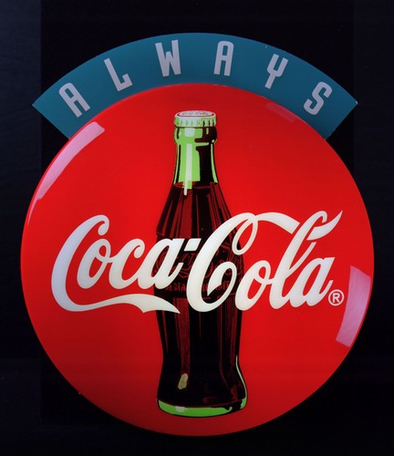 Do Polski Coca-Cola zawitała w 1957 roku. Początkowo była jednak dostępna tylko w Pewexach. Dopiero za rządów Gierka napój stał się osiągalny dla większych rzesz Polaków. W 1972 r. otwarto pierwszą rozlewnie tych napojów w Warszawie. Autorką hasła reklamowego „Coca-Cola. To jest to” była Agnieszka Osiecka.