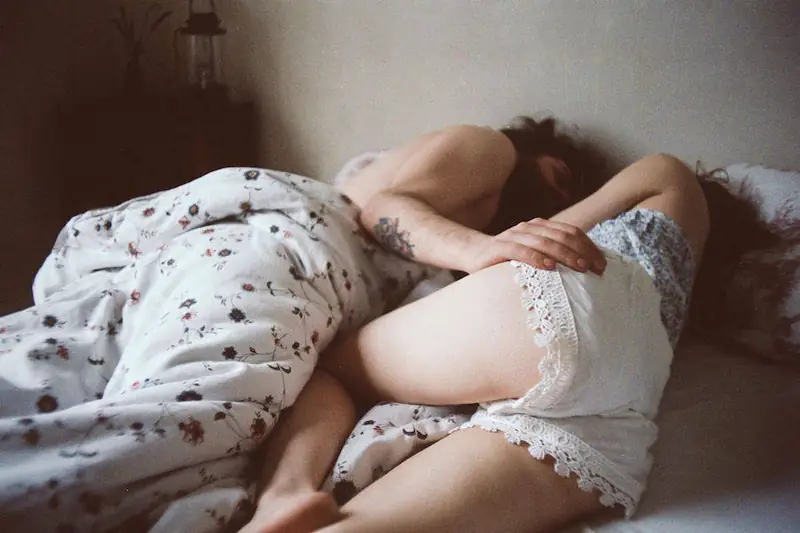 touchingandintimatephotographsofcouples-10-900x600