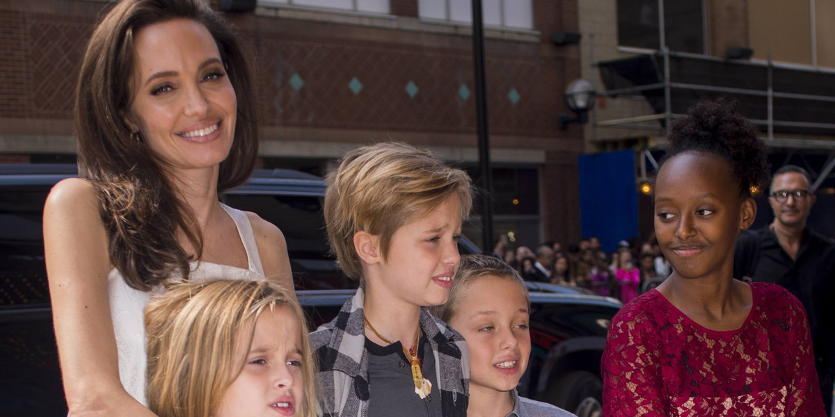 Angelina Jolie i czworo jej dzieci: adoptowana córka Zahara, a także potomstwo biologiczne, czyli bliźniaki Vivienne i Knox, oraz córka Shiloh, która, jak widać, lubiła ubierać się jak chłopiec.