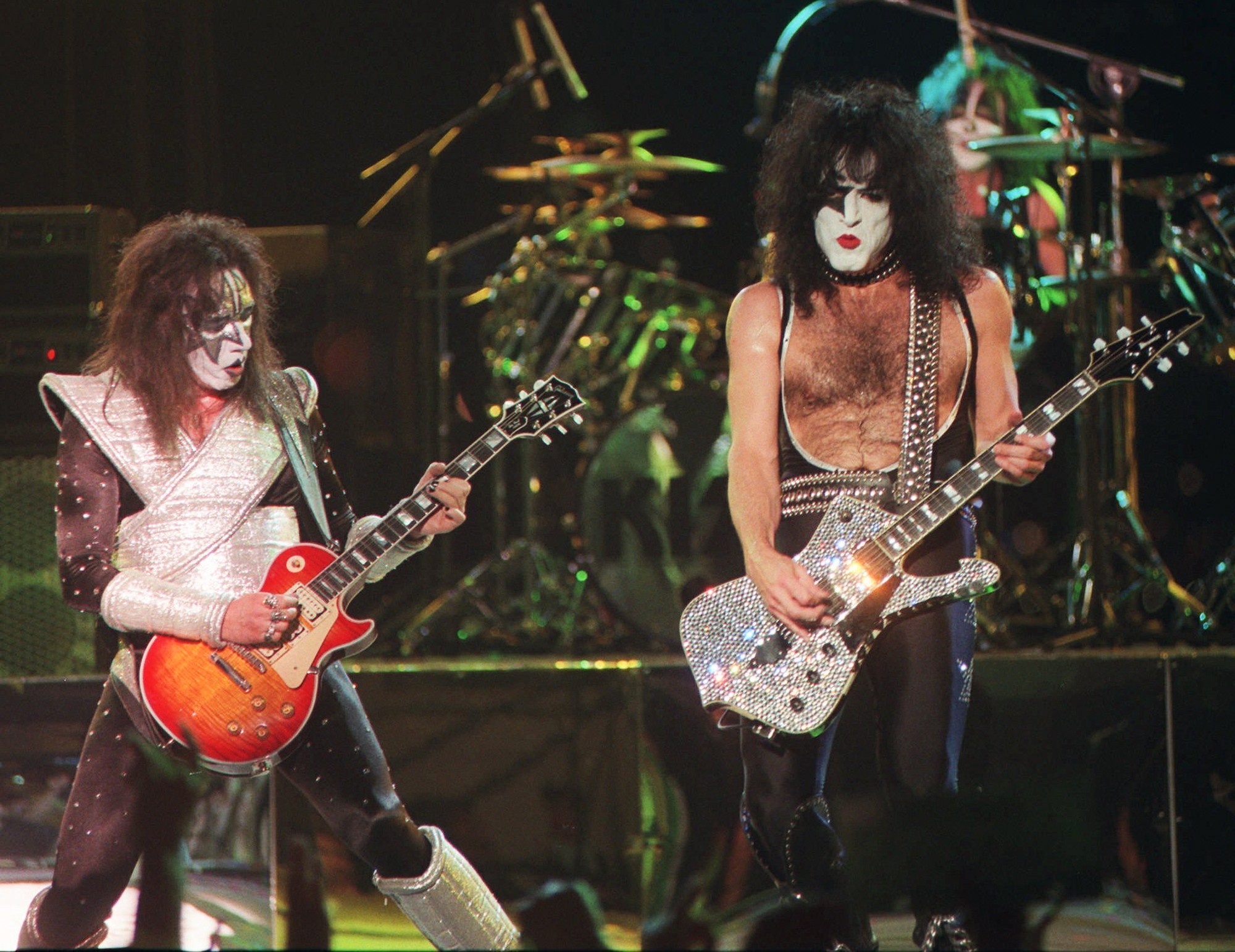 Paul Stanley (vpravo) a Ace  Frehley zo skupiny Kiss.