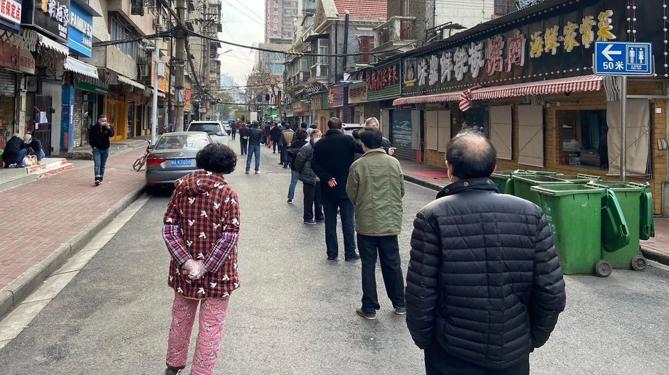 Formirali su se dugi redovi na mnogim mestima za testiranje | Foto: Tristan Liu