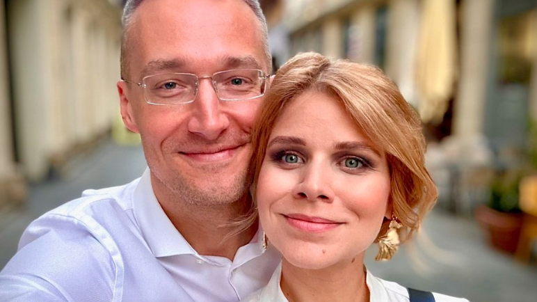 Exmoderátor relácie Na telo Michal Kovačič a novinárka Zuzana Kovačič Hanzelová.