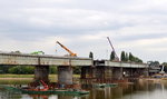 Robotnicy nasuwają nowy most Łazienkowski