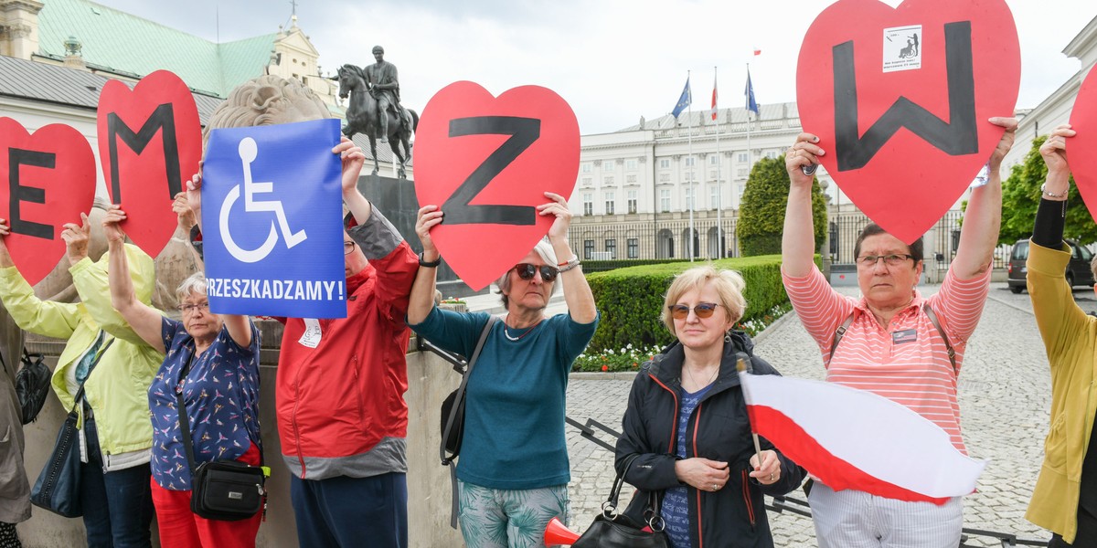 Niepełnosprawni chcą, by dodatkowe pieniądze były wliczone do renty socjalnej. 23 maja niepełnosprawni oraz ich opiekunowie zorganizowali w stolicy zapowiadaną wcześniej manifestację. 