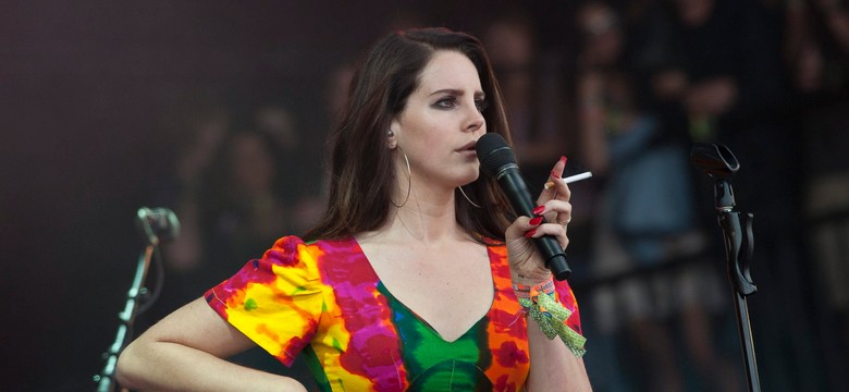 Lana Del Rey z papieroskiem na scenie! Kiepski to przykład dla fanów [ZDJĘCIA]