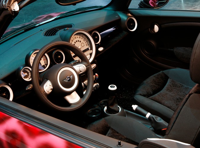 Motyw różowo-czarnej lamparciej 'skóry' z karoserii wkradł się także do wnętrza