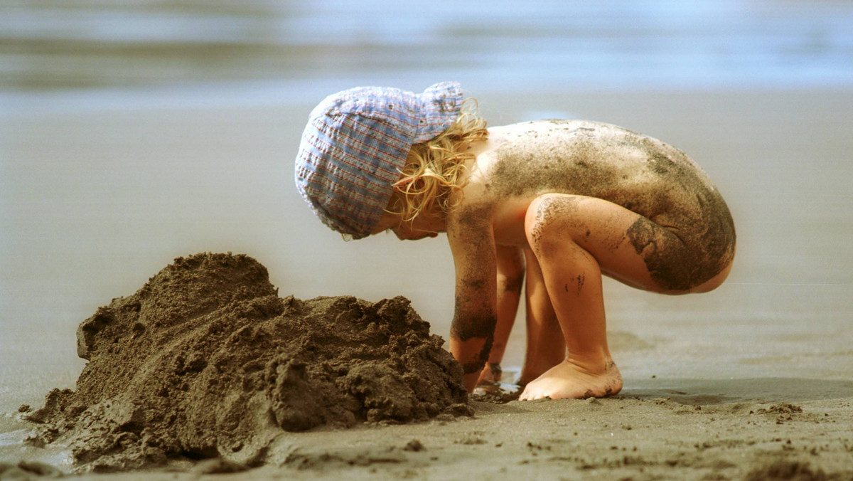 Dlaczego na plaży rozbieracie swoje dzieci do naga? Jeśli pozwalacie swoim pociechom biegać bez majtek po plaży, dlaczego wy też nie paradujecie na golasa wśród ludzi? I dlaczego nie pozwalacie im biegać nago na przykład po nadmorskim miasteczku czy hotelu? - pyta rodziców Dorota Zawadzka, psycholożka i doradczyni rodzinna.