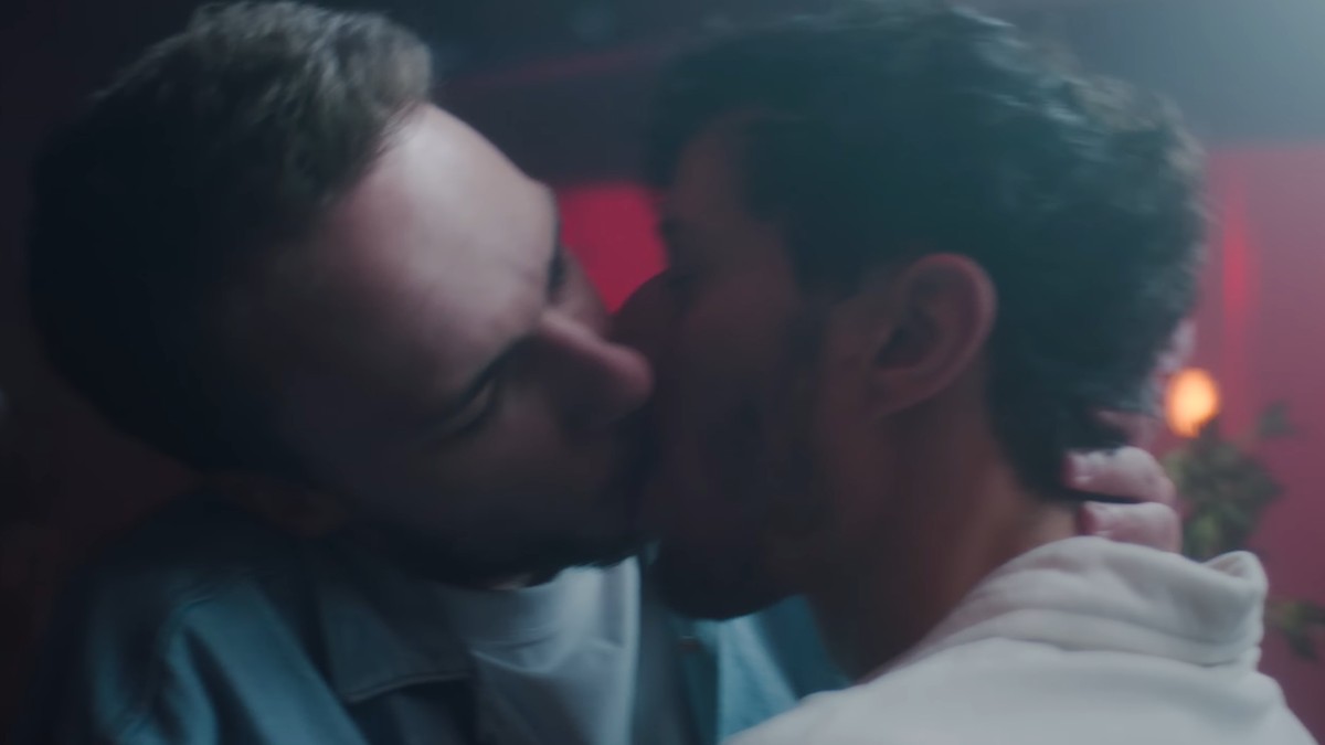Nastavnik engelskog iz Donje Zeline snimio spot u kom se ljubi sa muškarcem