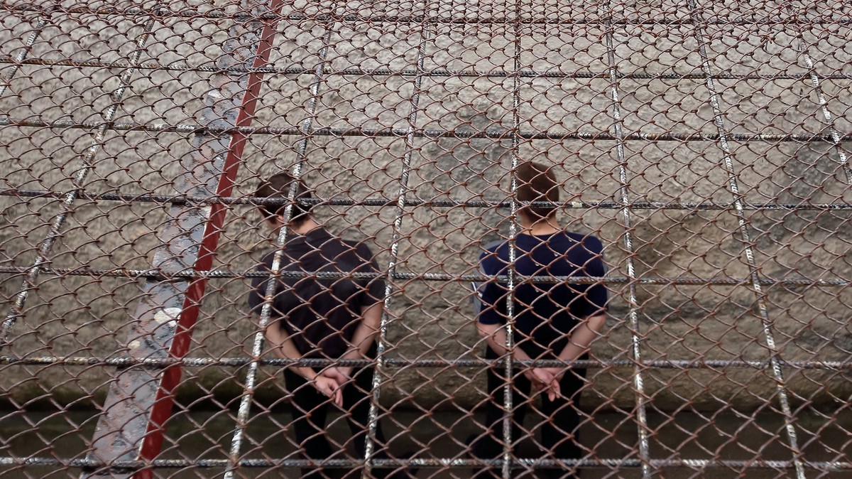 Pokol a rácsok mögött: bántalmazták, megalázták és szexuális cselekmények elvégzésére is rávették társukat a rabok egy Heves vármegyei börtönben – Három férfi ellen emeltek vádat