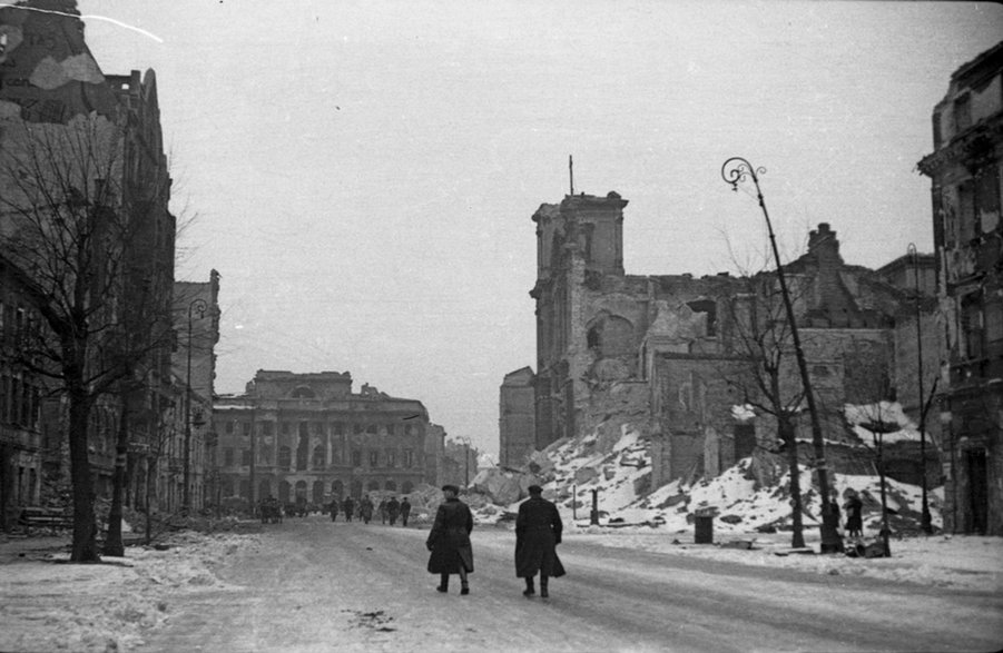 Krakowskie Przedmieście w 1944 roku. Centralnie zniszczony Pałac Staszica, po prawej ruiny kościoła św. Krzyża. Ze zbiorów Muzeum Powstania Warszawskiego.