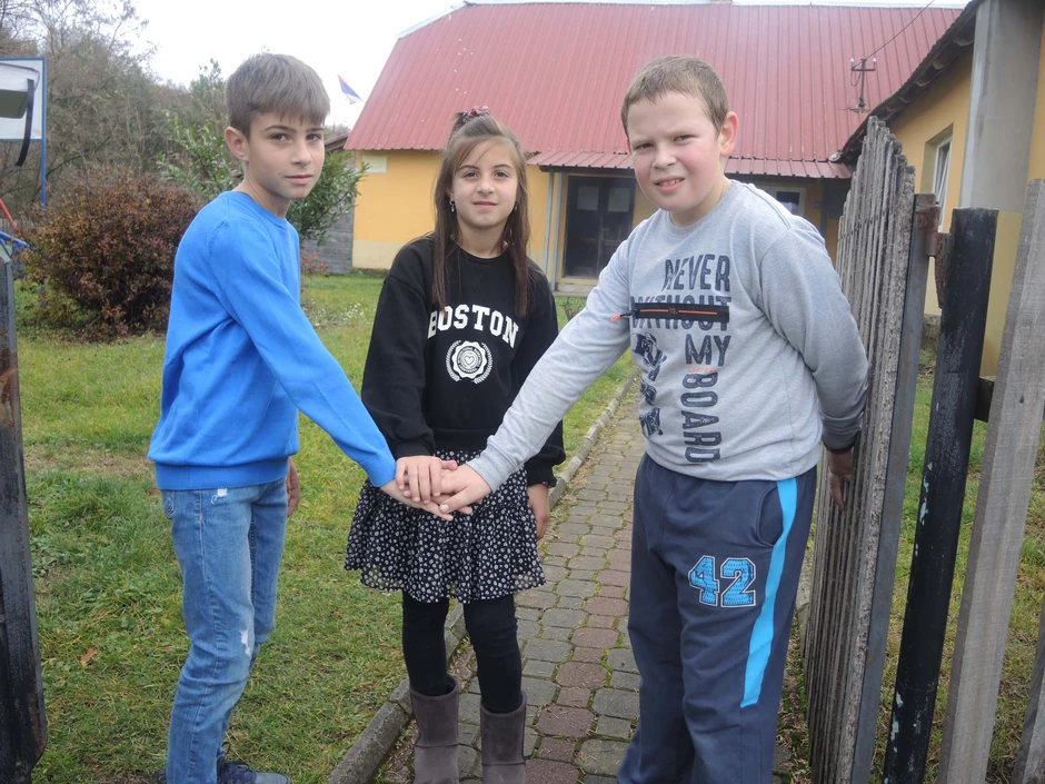 Čuvaćemo školu i kada je zatvore: Teodra, Mihailo i Dimitrije se zavetovali pred školom u Trnavi