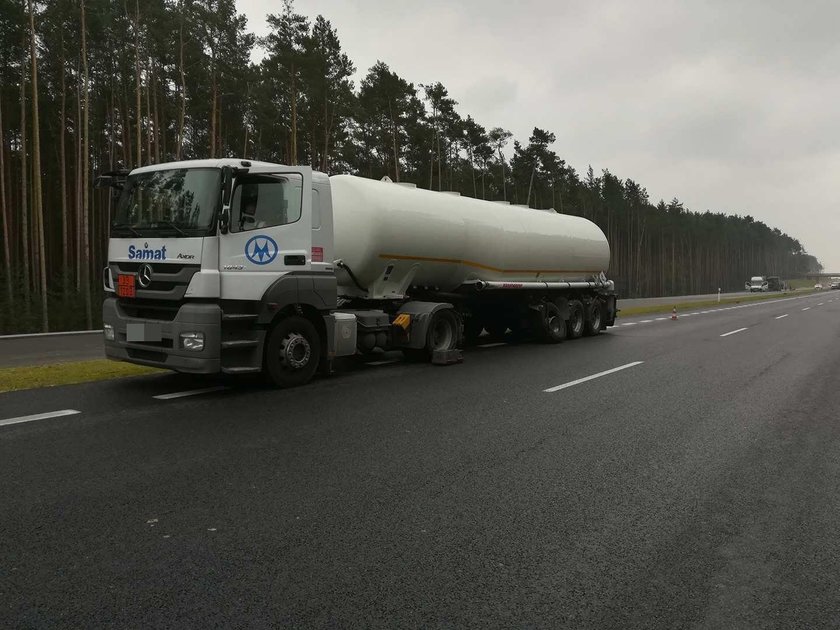 Pijany kierowca wjechał pod cysternę z paliwem i busa