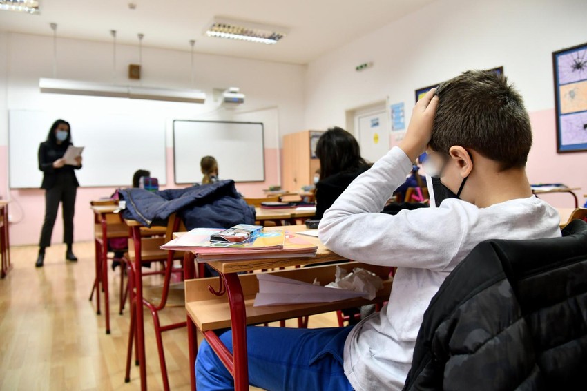 U svakoj osnovnoj školi obavezno se organizuje dopunska i dodatna nastava, pa učenici mogu tu dobiti pomoć. 