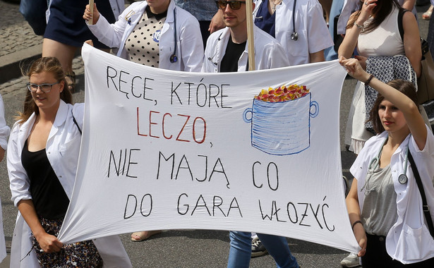 "Dziecko mnie nie poznaje, bo pracuję 300 godzin miesięcznie". Protest młodych lekarzy